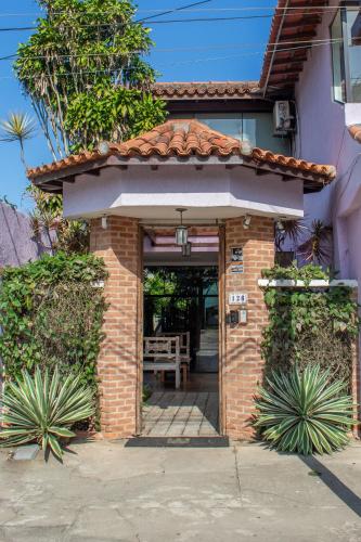 a brick entry way to a house with a patio at Pousada do Centro Búzios in Búzios