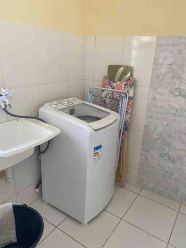 Baño con cubo de basura junto a un fregadero en Apartamento Encantador B en Montes Claros