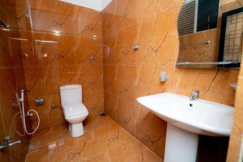 La salle de bains est pourvue de toilettes et d'un lavabo. dans l'établissement East Gate 8-9 Batticaloa, à Batticaloa