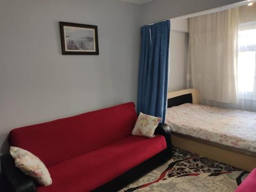 sala de estar con sofá y cama en BE MY GUEST - Homestay ApartmentS Guest HouseS Sleeping Rooms, en Antalya