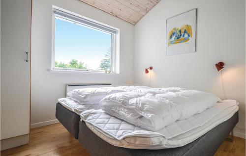 エーベルトフトにあるGorgeous Home In Ebeltoft With House Sea Viewのベッドルーム1室(白いシーツ付きのベッド1台、窓付)