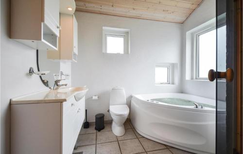 エーベルトフトにあるGorgeous Home In Ebeltoft With House Sea Viewのバスルーム(バスタブ、トイレ、シンク付)