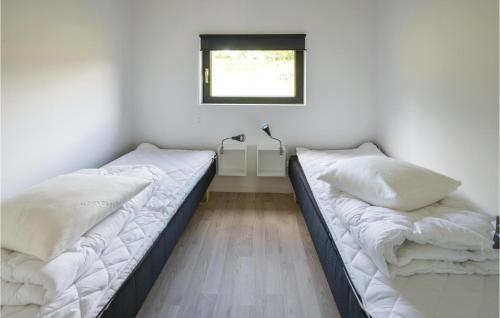 エーベルトフトにあるBeautiful Home In Ebeltoft With Sauna, Wifi And Indoor Swimming Poolの窓付きの部屋 ベッド2台
