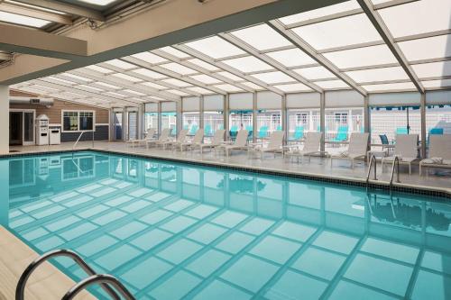 Bazén v ubytování Bethany Beach Ocean Suites Residence Inn by Marriott nebo v jeho okolí