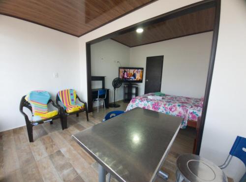阿卡西亞斯的住宿－Apto Hospedaje Llanero，卧室配有一张床和一张桌子及椅子