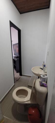 a bathroom with a toilet and a sink at Apto Hospedaje Llanero in Acacías