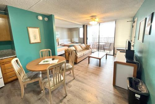 Televisyen dan/atau pusat hiburan di Royal Kuhio 1702 - Spacious Studio with Stunning Mountain City Views in the Heart of Waikiki!