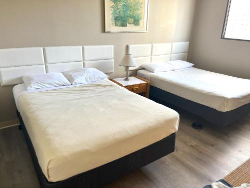 Voodi või voodid majutusasutuse Royal Kuhio 1702 - Spacious Studio with Stunning Mountain City Views in the Heart of Waikiki! toas