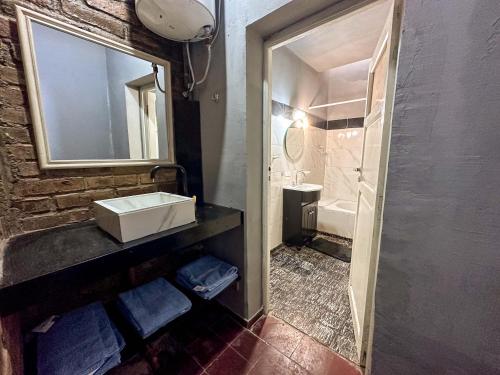 ein Bad mit einem Waschbecken und einem Spiegel in der Unterkunft Casa Céntrica para 7 personas Estacionamiento Gratuito in Mendoza