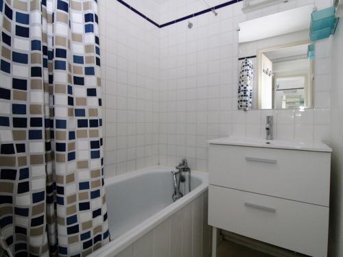 y baño con bañera, lavamanos y bañera. en Appartement Saint-Cyprien, 2 pièces, 4 personnes - FR-1-309-313, en Saint-Cyprien