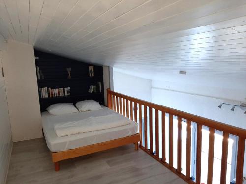 um pequeno quarto com uma cama numa varanda em Appartement Seignosse, 2 pièces, 4 personnes - FR-1-239-999 em Seignosse
