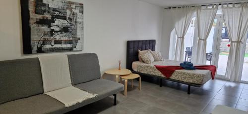 un soggiorno con divano e sedia di Sunny Large Terrace Apartment in Center of Las Americas a Playa de las Americas