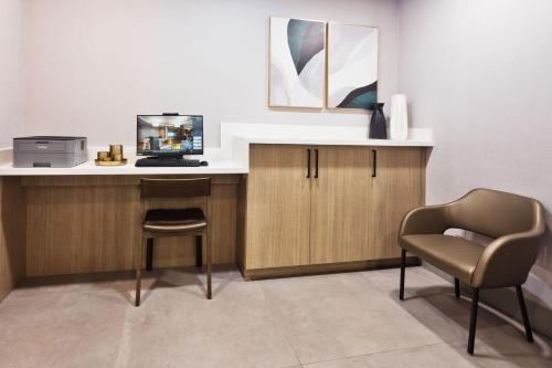 TV a/nebo společenská místnost v ubytování SpringHill Suites Birmingham Colonnade