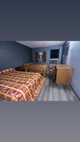 - une chambre avec 2 lits et une commode dans l'établissement Clayton House Motel, à Loves Park