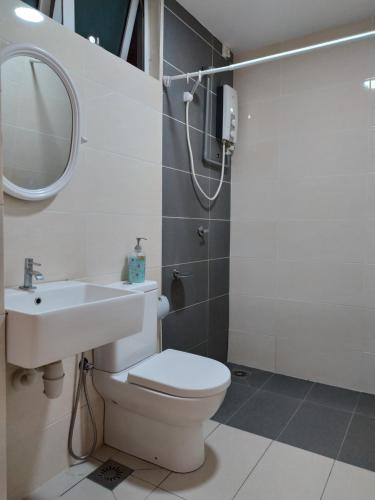 W łazience znajduje się toaleta, umywalka i lustro. w obiekcie FA SUITE 13@DE CENTRUM CITY w mieście Kajang