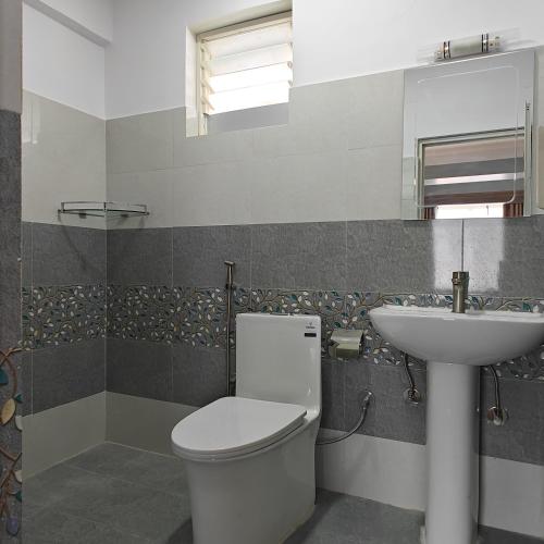 un bagno con un water e un lavandino di Boudha Apart Hotel a Kathmandu