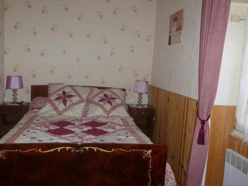 A bed or beds in a room at Gîte Saint-Julien-des-Landes, 2 pièces, 3 personnes - FR-1-426-336