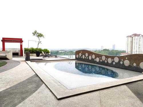 加影的住宿－FA Suite12 at DE CENTRUM PUTRAJAYA-BANGI，建筑物屋顶上的游泳池
