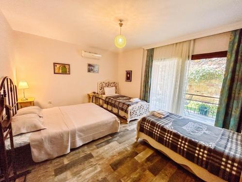 1 dormitorio con 2 camas y ventana en Homestay Guest House Dormitory Sleeping Rooms - BE MY GUEST, en Antalya