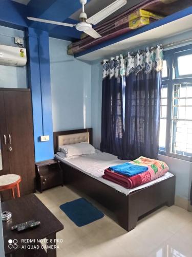 sypialnia z łóżkiem w pokoju z oknem w obiekcie Maity lodge w mieście Gangtok