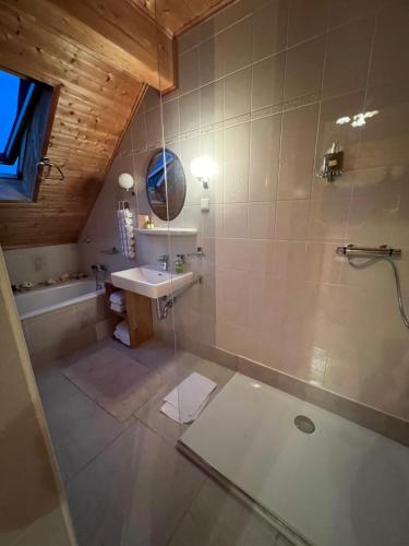 La salle de bains est pourvue d'une douche, d'un lavabo et d'une baignoire. dans l'établissement Skigebiete Stuhleck und Semmering,Wandergebiete Schneeberg und Rax, à Neunkirchen