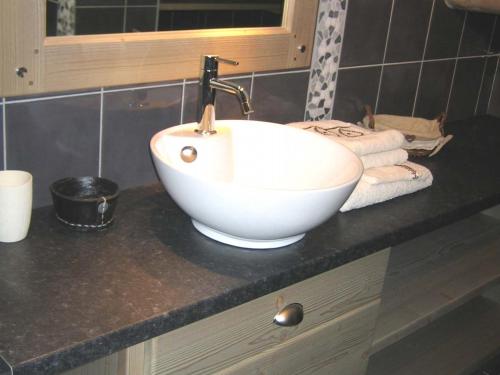 Photo de la galerie de l'établissement Appartement cosy aux Gets, proche pistes et village, balcon sud, parking privé - FR-1-671-76, aux Gets