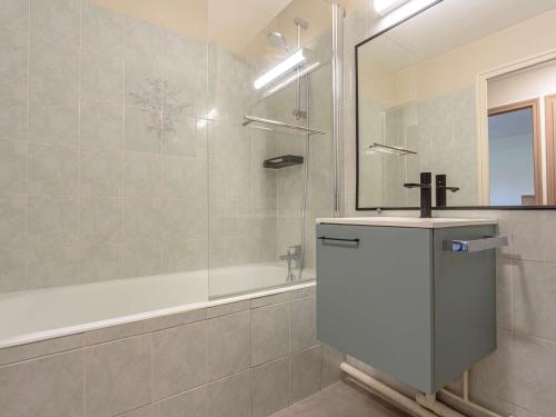 ein Badezimmer mit einer Dusche, einem Waschbecken und einer Badewanne in der Unterkunft Studio Anglet, 1 pièce, 2 personnes - FR-1-3-596 in Anglet