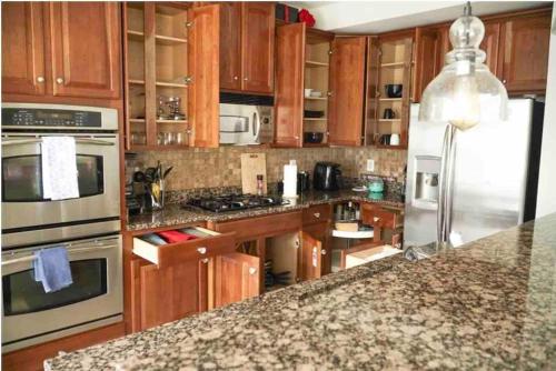 Kuchyň nebo kuchyňský kout v ubytování Open Floor Plan, Spa Tub, Fully Stocked Kitchen, King Bed