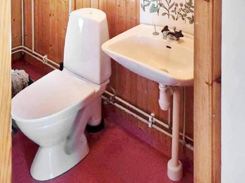een badkamer met een toilet en een wastafel bij Holiday home RÄTTVIK in Rättvik