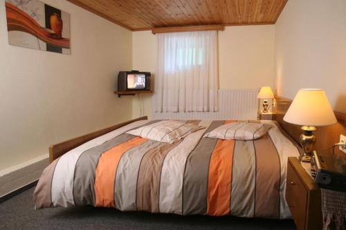 Un pat sau paturi într-o cameră la Meyer Appartments