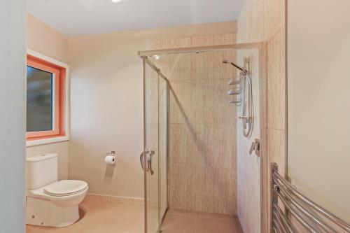 un bagno con doccia e WC di Hanmer High Country Views a Hanmer Springs