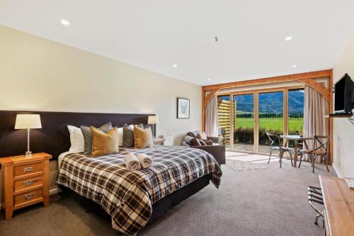 um quarto com uma cama com um cão deitado sobre ela em Hanmer High Country Views em Hanmer Springs