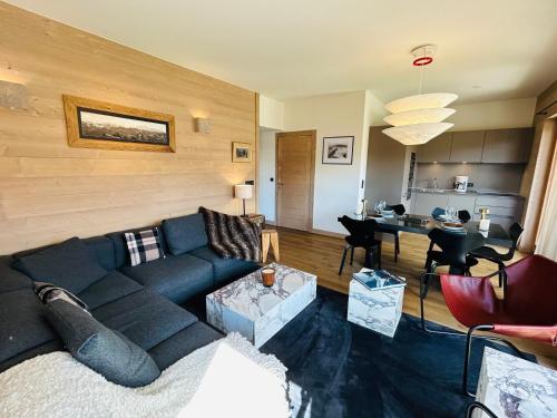 un salon avec un canapé et une table dans l'établissement Appartement au cœur des Gets, 2 chambres, proche pistes, parking, balcon, WiFi, ménage inclus - FR-1-623-347, aux Gets