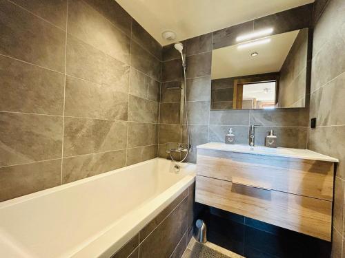 Appartement au cœur des Gets, 2 chambres, proche pistes, parking, balcon, WiFi, ménage inclus