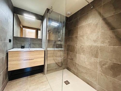 une salle de bain avec douche et lavabo dans l'établissement Appartement au cœur des Gets, 2 chambres, proche pistes, parking, balcon, WiFi, ménage inclus - FR-1-623-347, aux Gets