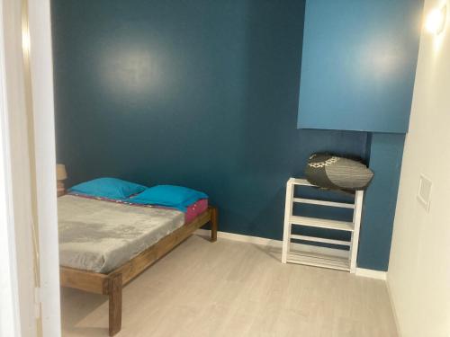 Postel nebo postele na pokoji v ubytování bungalow les cases près de la Mare à joncs