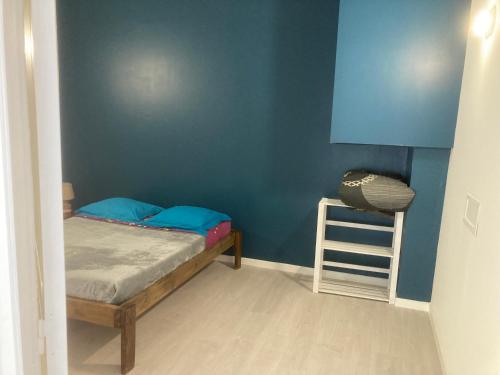 - une petite chambre avec un lit et une échelle dans l'établissement bungalow les cases près de la Mare à joncs, à Cilaos
