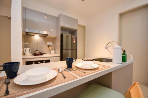 una cucina con bancone e due piatti di Trion @ KL by Nest Home a Kuala Lumpur