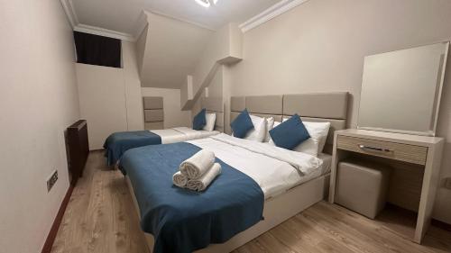 ein Schlafzimmer mit zwei Betten mit Handtüchern darauf in der Unterkunft Overland Residence in Istanbul