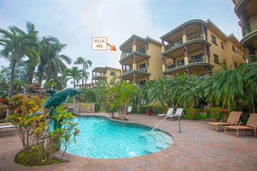 een zwembad voor een hotel bij Pineapple Villa 442 condo in Roatan