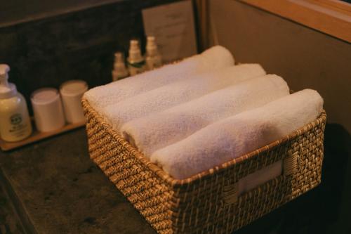 a wicker basket filled with snow on a counter at 天然温泉つきの ちいさな貸別荘 little villa 柊日 in Azumino
