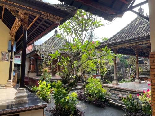 um edifício com um jardim com plantas e árvores em Ubud Tri Upasedana House 2 em Tegalalang
