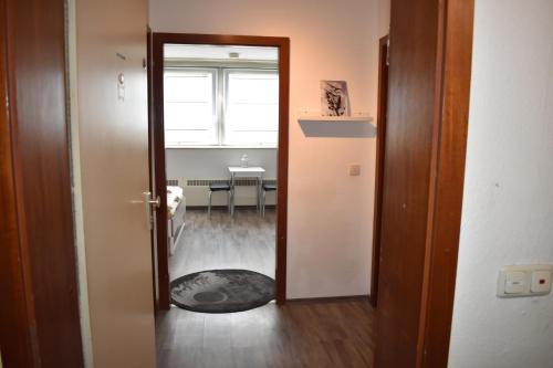 una puerta abierta a una habitación con una mesa en FeWo Central, en Colonia