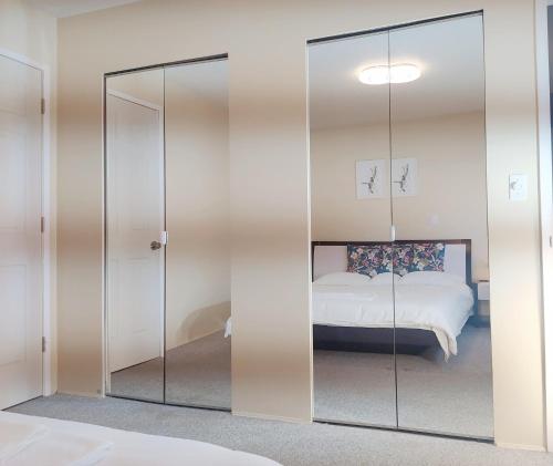 里士滿的住宿－Master room &full bathroom with separate entrance in richmond，带玻璃隔板和床的房间