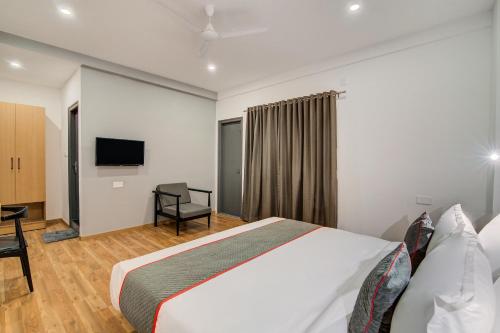 a hotel room with a bed and a television at OYO Townhouse 078 DODDA BANASWADI in Bangalore