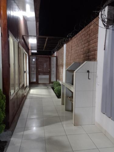 an empty hallway in a building with a brick wall at Casa de madera Lunahuana in Lunahuaná