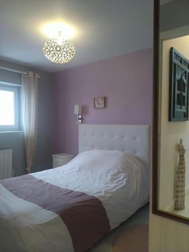 une chambre avec un lit blanc et un miroir dans l'établissement Un cocon au cœur de Bordeaux., à Bordeaux