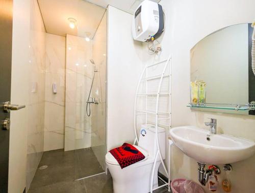 uma casa de banho com um WC, um lavatório e um chuveiro em Lovina 25-AL at One Residence(near Ferry) em Batam Center