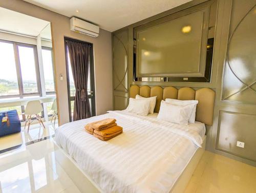 um quarto com uma grande cama branca e uma grande janela em Lovina 25-AL at One Residence(near Ferry) em Batam Center