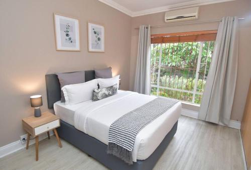Postel nebo postele na pokoji v ubytování Menlyn Maine - The Smart Home